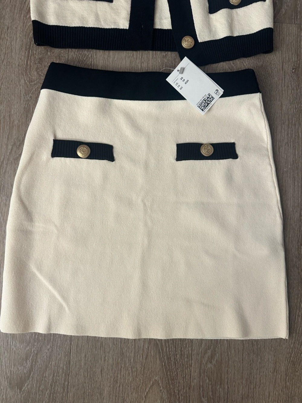 H&M Cream Mini Skirt Set with Black Trim - Picture 2 of 4